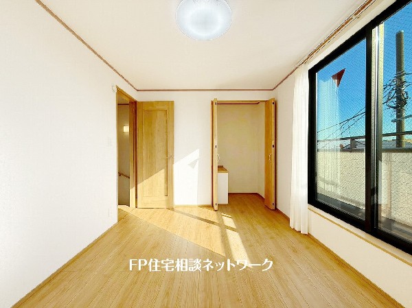 大きな窓で日差しを長時間受ける事が出来る暖かいお部屋です。もちろんペアガラスで、遮音性にも優れ、結露も発生しにくい構造。