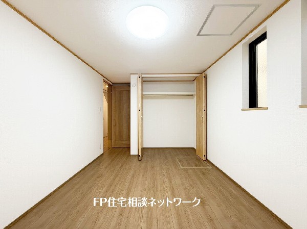 全居室には大型の収納クローゼットを完備。普段使いのお洋服や小物はもちろん、季節物のお洋服などもしっかりと整理整頓出来る。居室空間を隅々まで使えるのが嬉しい。