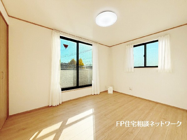 深いやすらぎへと誘う主寝室。ゆとりの広さと、落ち着いた内装仕様でプライベートな時間を心豊かにお過ごしいただけるように配慮。