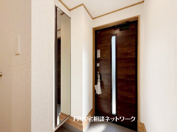 玄関ホールがスッキリ広々としていると帰る時も出ていく時も気持ちが良い。来客を出迎える玄関が綺麗ならその家の印象が良くなる。