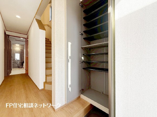 散らかりがちな玄関をスッキリと保てる玄関収納は、家の中に入る時一番最初に目に付く場所だからこだわりたい。落ち着いた色目が、室内のカラーやデザインと調和。