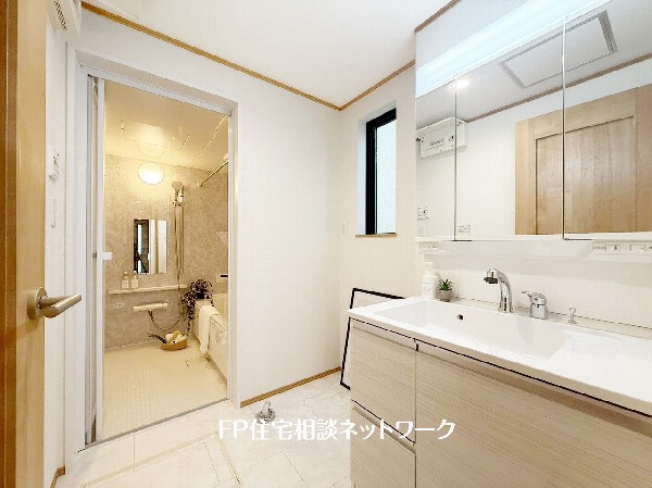 鏡の裏に収納棚を確保した三面鏡を採用。化粧品や歯ブラシなどを機能的に収納。また、三面鏡の本当の利点は三枚の鏡を合わせることで、頭の側面や背面が見れること。