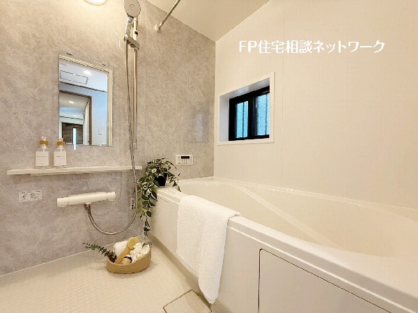 ゆったり入れる一坪バス。足を伸ばして入れるサイズは一日の疲れを癒すのに嬉しい広さ。お子様と一緒の入浴でも充分な広さです。