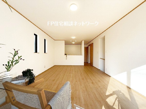 18.12帖のＬＤＫはその広さからパソコンスペースや家事スペース、おもちゃスペースなど様々な空間を演出できる「ゆとり」がある。家族が一つに集まれば自然と会話が弾む。