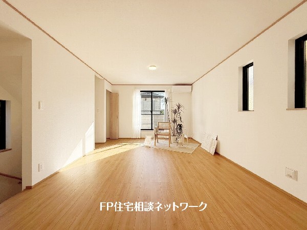 大切な家族が集まるからこそLDKにはこだわりたい。日当たりのよい広いＬＤＫを、子供たちが元気に走り回っている姿を見た時「広い家にして良かった」と思う。