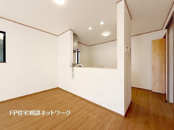 対面式のカウンターキッチンですので、出来上がったお料理をカウンターに並べてお子様が運ぶなど、お手伝いの時間も増えそうですね。