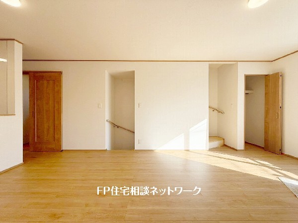 想像以上の質感が訪れる者の心を離さない。フローリング素材、窓の配置、壁面タイル、カラーバランス、どれをとってもワンランク上の仕上がり。