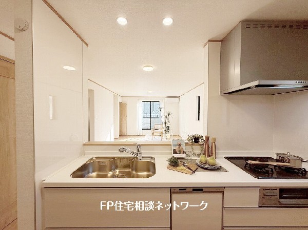 リビングで遊ぶお子様を見守りながらお料理が出来る対面式カウンターキッチンは、料理をしながらご家族との会話を楽しめます。