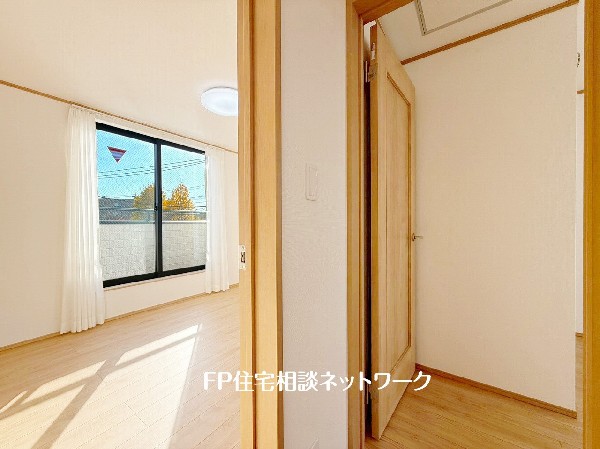 2面採光でお部屋の隅々まで明るい印象の居室。おひさまの光を、爽やかな風をたっぷりと取り込めます。居室内はいつも明るいので、毎日の生活も自然と明るくなりますね。