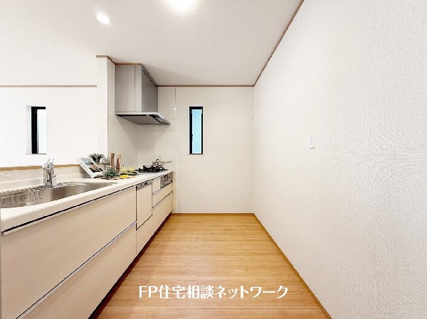 新しいキッチンは食事の支度も楽しく出来る。お手伝いをしてくれるお子様と並びながら準備や片付けが出来るキッチンは、ご家族のコミュニケーションを育む場として活躍します。