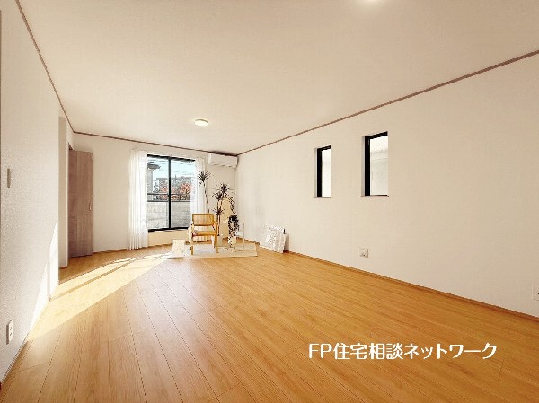 オープンな空間を生み出す、広がりとゆとり。家族と過ごす時間を大切にしたい方にぴったりのゆとりある住空間です。日差しがリビングの隅々までしっかりと届きます。