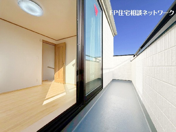 外観:南面バルコニーは太陽の温もりをめいいっぱい受け止めてくれます。太陽の光と爽やかな風を受けたお洗濯物はあっという間に乾き、取りこむ時には太陽の匂いを感じられそう。