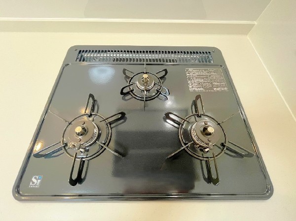 同仕様設備：慣れている方も多く、火力が目に見えるため、使いやすいという方も多い、3口のガスコンロ仕様です。