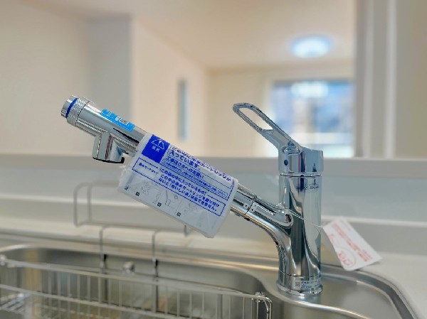 同仕様設備：キッチンには浄水器を標準装備。最近は水を飲むという場面以外にも料理で使用したり、野菜を洗う場合もキレイな水で洗いたいという人が増えてきています。
