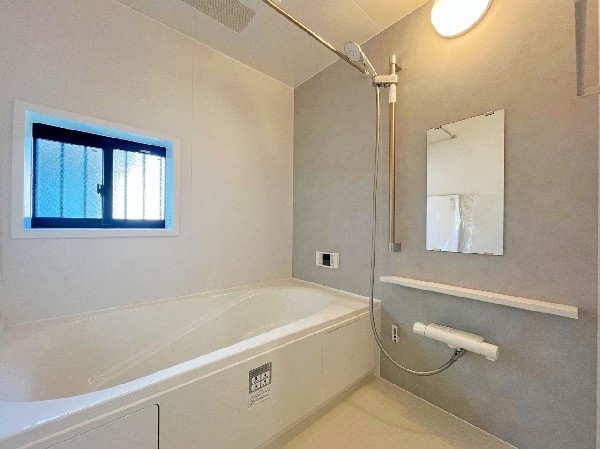 ご家族との憩いの場として、一日の疲れを癒す場として、ゆったりと足を伸ばしてくつろげる綺麗で清潔感のある色味の浴室。気持ちの良い光と爽やかな風をたっぷりと取りこめる開閉式の窓も設置しています。