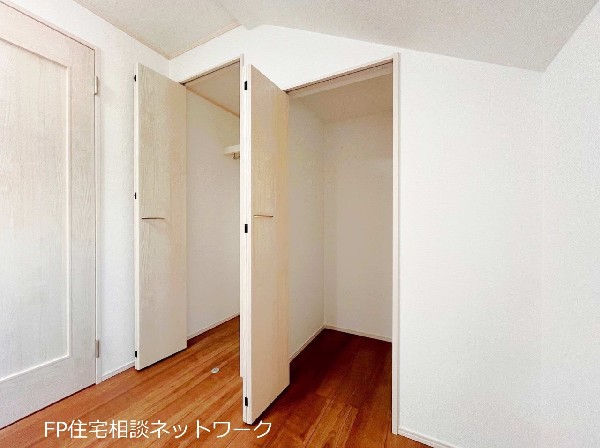 全居室には大型の収納クローゼットを完備！普段使いのお洋服や小物はもちろん、季節物のお洋服などもしっかりと整理整頓おしまい頂けます。居室空間をより広く隅々までお使いいただけますね。