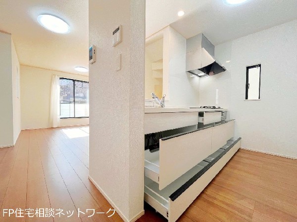 スライド収納付きのシステムキッチン。パスタ鍋や圧力鍋、フライパンなどもおしまい頂け、出し入れもスムーズ。収納たっぷりなので料理器具や調味料など細かな物も取りやすく、お子様と一緒にお料理も楽しめます。