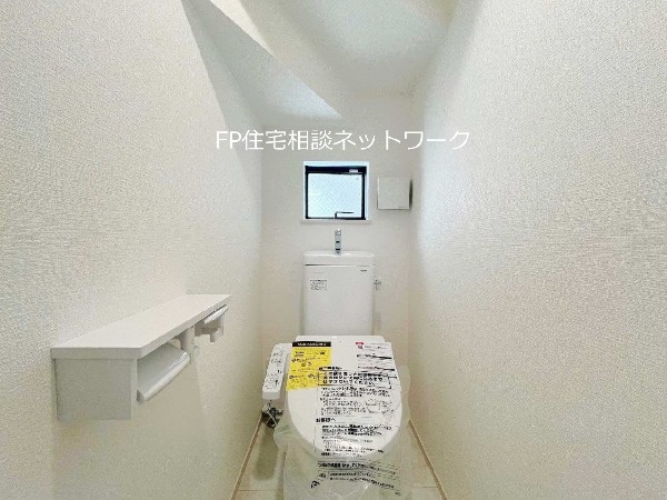 洗浄機能付き便座を標準装備。冬の寒い時期には暖房機能も活躍。快適にご利用いただけます。また、タンク奥のスペースを利用してちょっとした収納を造作することも可能。