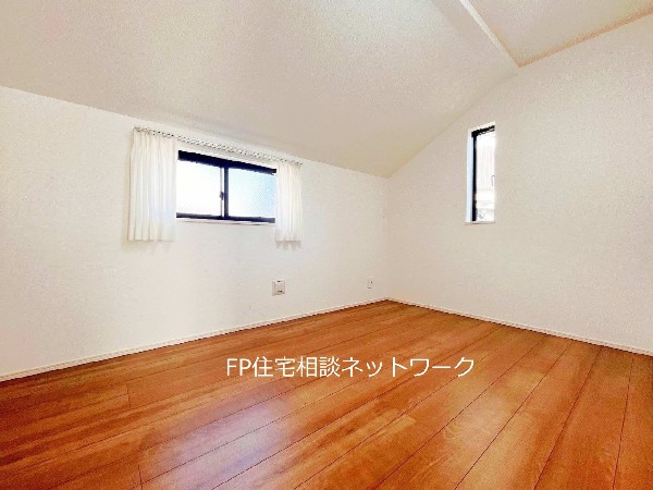 2面採光でお部屋の隅々まで明るい印象の居室。おひさまの光を、爽やかな風をたっぷりと取り込めます。居室内はいつも明るい印象ですので、気持ちの良い朝を迎えられそう。毎日の生活も自然と明るくなりますね。