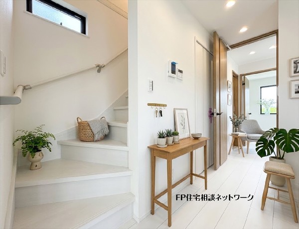 【階段】  本画像はAIがCGで小物を作成しており、実際の現地に小物は設置されておりません。また、販売価格に小物等は含まれておりません。 