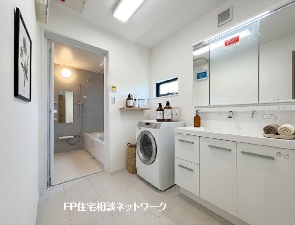 【浴室洗面室】  本画像はAIがCGで洗濯機・小物を作成しており、実際の現地に洗濯機・小物は設置されておりません。また、販売価格に洗濯機・小物等は含まれておりません。 