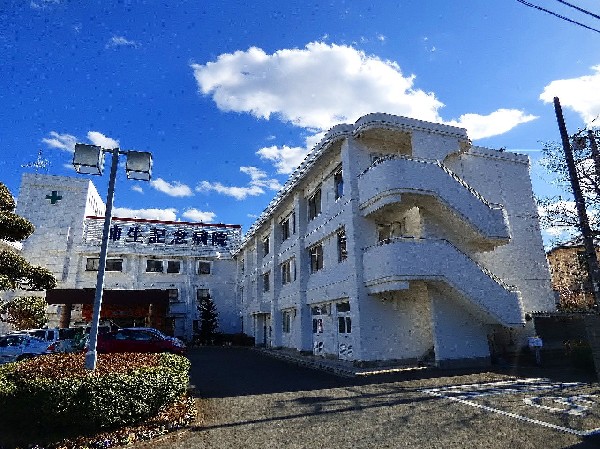 周辺環境:柿生記念病院( 診療部門も多く救急外来も受付しているので、ご家族の「いざ」と言う時にも安心です。バスの運行も多く交通手段も豊富です。)