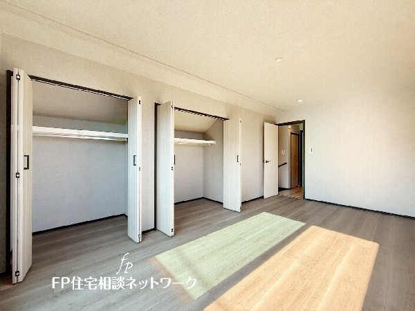 全居室には大型の収納クローゼットを完備。普段使いのお洋服や小物はもちろん、季節物のお洋服などもしっかりと整理整頓出来る。居室空間を隅々まで使えるのが嬉しい。