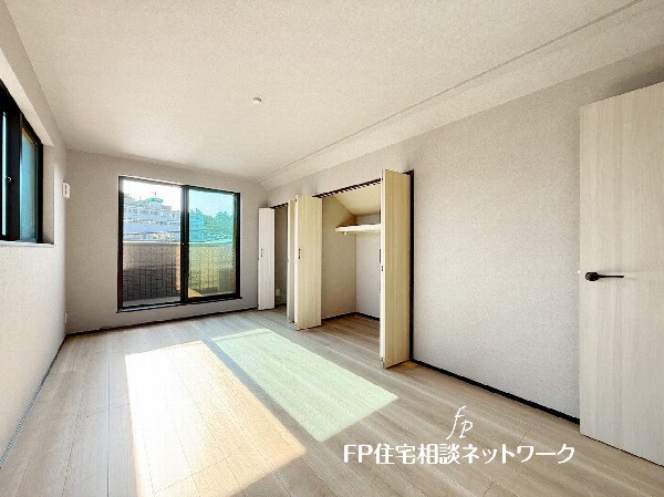 深いやすらぎへと誘う主寝室。約8.2帖のゆとりの広さと、落ち着いた内装仕様でプライベートな時間を心豊かにお過ごしいただけるように配慮。