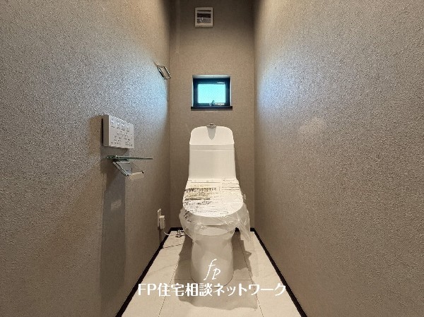 ウォシュレット、暖房便座機能付のトイレです。従来型に比べ節水効果があり、お手入れもしやすいので、家計も家事の負担も軽減してくれます。