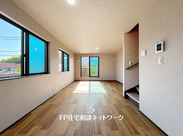 大切な家族が集まるからこそLDKにはこだわりたい。日当たりのよい広いＬＤＫを、子供たちが元気に走り回っている姿を見た時「広い家にして良かった」と思う。