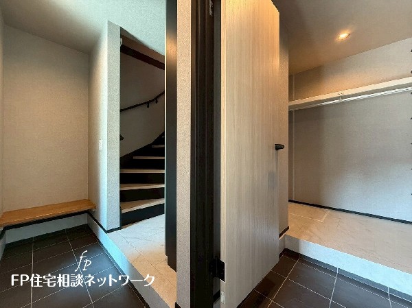 家族の出入りはクロークを経由することにより、玄関に靴が散乱することがなくなります。玄関は「綺麗な家」という印象を与えます。