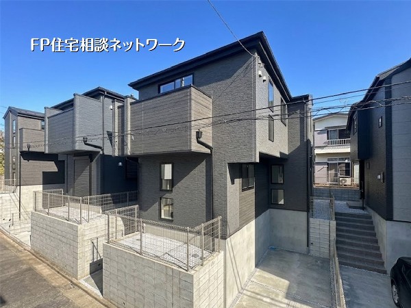 外観:【外観】都会的な黒の外観が目を引く、スタイリッシュな新築戸建です。高台に位置するため陽当り・通風・眺望が良好。使い勝手の良い間    都会的な黒の外観が目を引く、スタイリッシュな新築戸建です。高台に位置するため陽当り・通風・眺望が良好。使い勝手の良い間取りに加え、駐車スペースも完備されています。