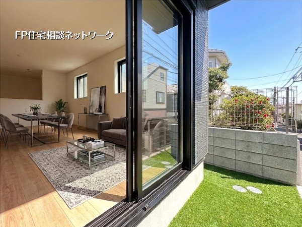 外観:【庭│LDK】本画像はAIがCGで家具・芝を作成しており、実際の現地に家具・芝は設置されておりません。また、販売価格に家具・芝等は含まれておりません。