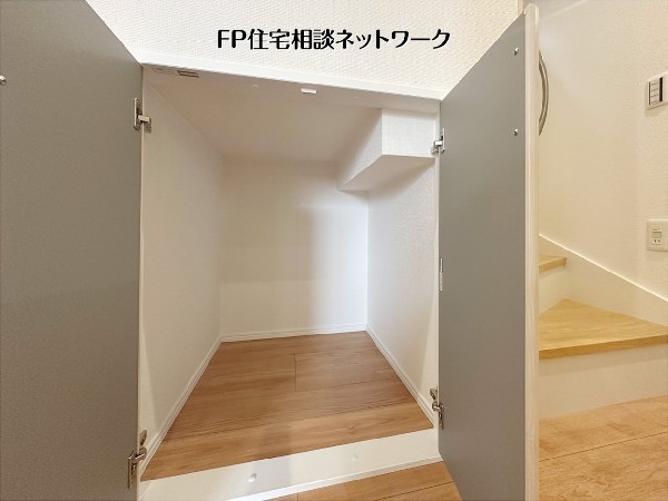 【階段下収納】デッドスペースになりがちな階段下を、便利な収納として有効活用。掃除用具や日用品のストック、季節物の保管にも最適です。扉付きで中が見えず、生活感を抑えてお部屋をすっきり美しく保てます。