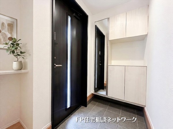 【玄関】本画像はAIがCGで小物を作成しており、実際の現地に小物は設置されておりません。また、販売価格に小物等は含まれておりません。