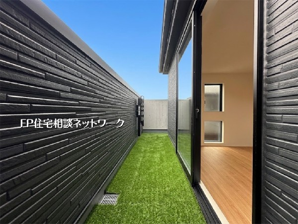 外観:【バルコニー】本画像はAIがCGで芝を作成しており、実際の現地に芝は設置されておりません。また、販売価格に芝等は含まれておりません。