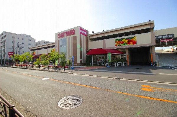 周辺環境:スーパー三和川崎遠藤店 (9時～22時までの営業時間の大型スーパー。お客様の笑顔のために地域密着だから出来ることがモットー)