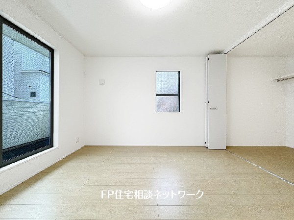 大きな窓で日差しを長時間受ける事が出来る暖かいお部屋です。もちろんペアガラスで、遮音性にも優れ、結露も発生しにくい構造。