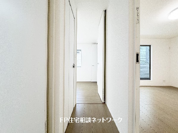 2面採光でお部屋の隅々まで明るい印象の居室。おひさまの光を、爽やかな風をたっぷりと取り込めます。居室内はいつも明るいので、毎日の生活も自然と明るくなりますね。