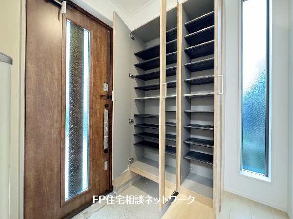 散らかりがちな玄関をスッキリと保てる玄関収納は、家の中に入る時一番最初に目に付く場所だからこだわりたい。落ち着いた色目が、室内のカラーやデザインと調和。