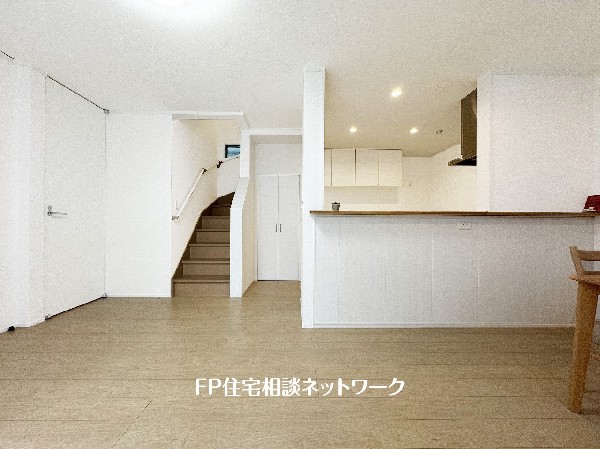 対面式のカウンターキッチンですので、出来上がったお料理をカウンターに並べてお子様が運ぶなど、お手伝いの時間も増えそうですね。