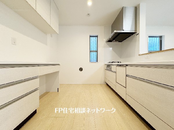 システムキッチンと一体感あるカラーでまとまった、食器棚付です。高額な設備であることから建売には採用されないことが多いので、うれしい設備仕様です。