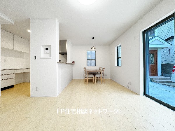 想像以上の質感が訪れる者の心を離さない。フローリング素材、窓の配置、壁面タイル、カラーバランス、どれをとってもワンランク上の仕上がり。