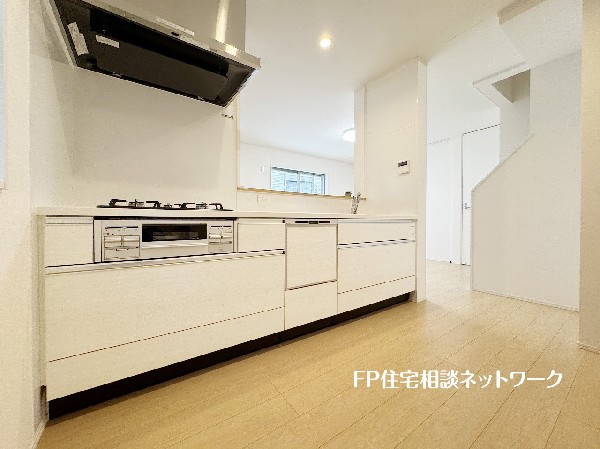 新しいキッチンは食事の支度も楽しく出来る。お手伝いをしてくれるお子様と並びながら準備や片付けが出来るキッチンは、ご家族のコミュニケーションを育む場として活躍します。