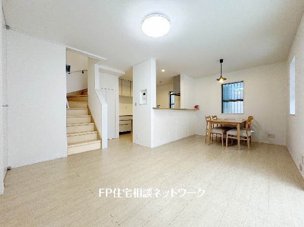 大切な家族が集まるからこそLDKにはこだわりたい。日当たりのよい広いＬＤＫを、子供たちが元気に走り回っている姿を見た時「広い家にして良かった」と思う。