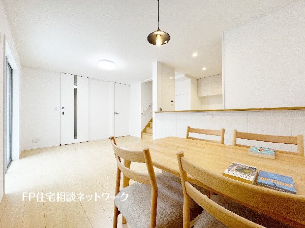 家族だんらんのスペースとなるリビング。家具の配置がしやすい広さを確保しつつ、窓が多い設計は色々な角度から光が取り込めるこだわりの間取りです。