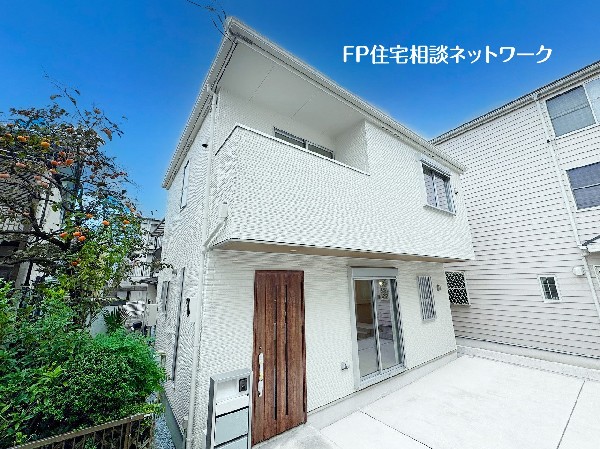 外観:閑静な住宅地に馴染む落ち着いた色合いの外観。長く愛着を持って住むからこそシンプルな色目に仕上げました。外壁には耐久性・防汚性に優れたサイディング材を使用。