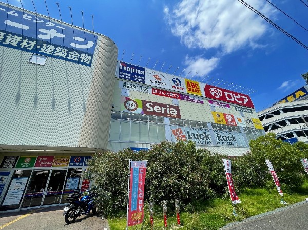 周辺環境:ロピア港北インター店(専門性を活かしたお肉売り場が魅力！メガ盛りパックやジャンボチキンカツなどボリュームある商品も魅力です。)