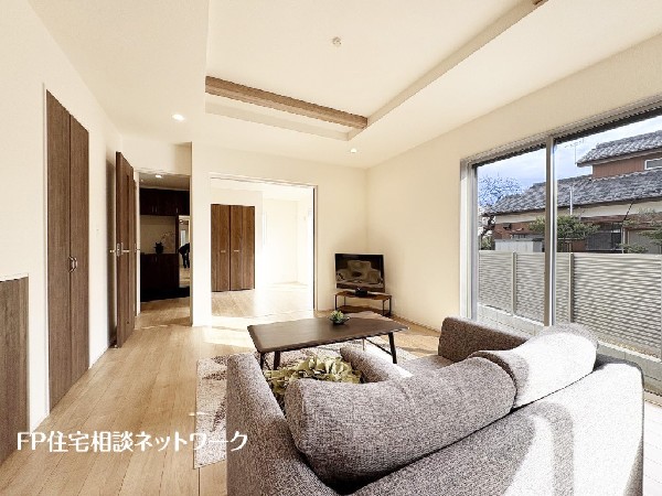 オープンな空間を生み出す、広がりとゆとり。家族と過ごす時間を大切にしたい方にぴったりのゆとりある住空間です。日差しがリビングの隅々までしっかりと届きます。