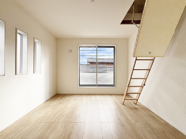 深いやすらぎへと誘う主寝室。約7.3帖のゆとりの広さと、落ち着いた内装仕様でプライベートな時間を心豊かにお過ごしいただけるように配慮。